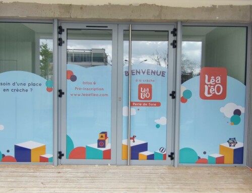 Réalisation vitrophanie en adhésif micro-perforé pour une crèche Léà & Léo sur Vaulx-en-Velin près de Lyon