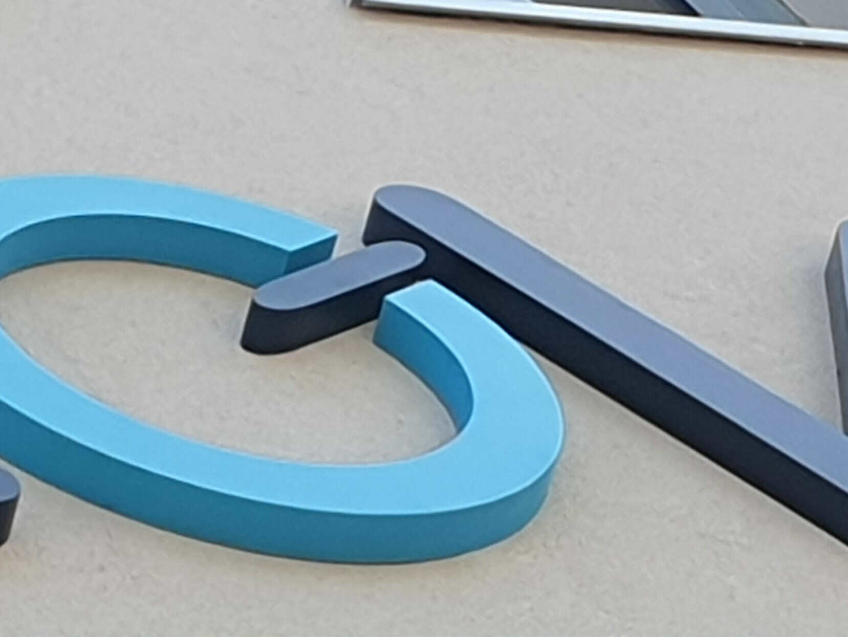 lettrage-enseigne-entreprise-en-alu-gris-et-bleu
