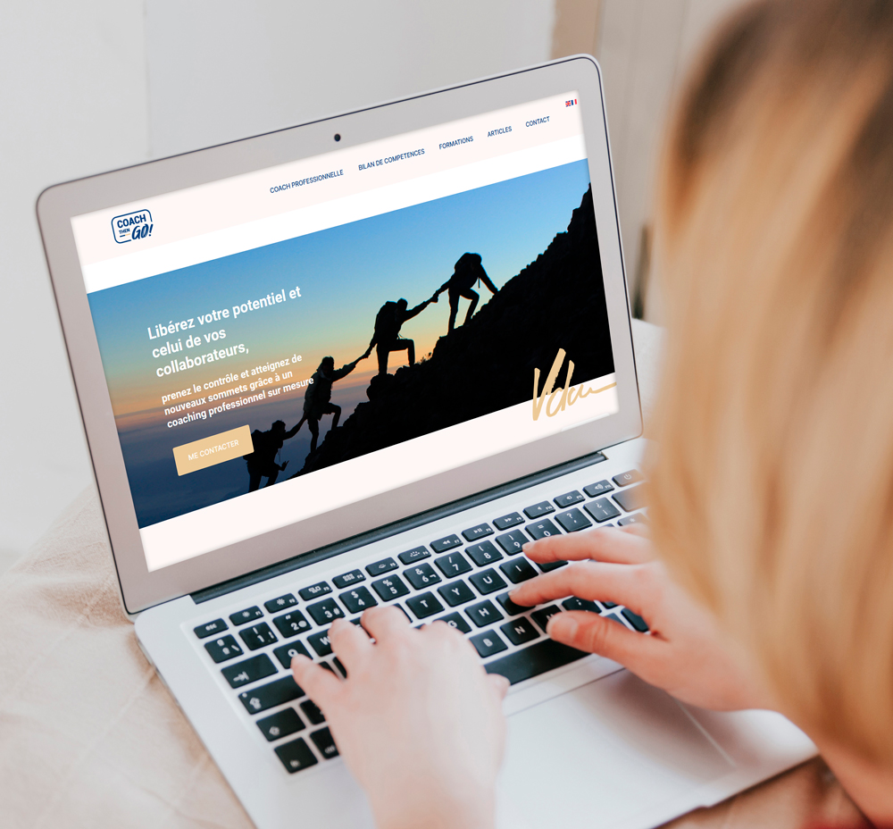 ordinateur-presentant-site-internet-coach-professionnel-lyon